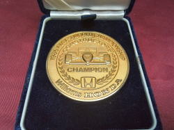 A rare boxed heavy marked 18k gold plated medal F1 Williams HONDA 1986 World Champions