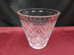 A beautiful heavy crystal vase (15cm high x 15cm wide at top) 