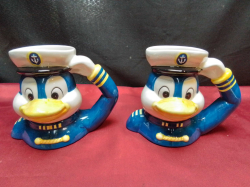 A lovely pair of mugs in novelty duck decoration