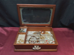Vintage English music box with nice jewelry inside W.21 L.33 H.10 Cm.