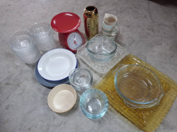 A Job lot of kitchen ware, glass bowls, Scale