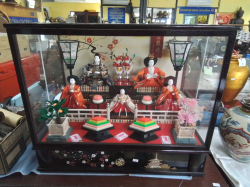 A Japanese Emperor family in-large box music showcase (good condition). D.40 W.68 H.57 Cm.