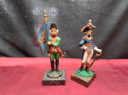 Two hand painted resin Napoleonic figures one on marble base. H.19 cm.  
