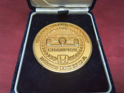  FORMULA ONE 1986 Williams Honda CONSTRUCTORS CHAMPION 18k gold plated medal - rare and only given to motor sports journalists - current online price 46,000 baht plus. In velvet box.
