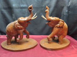 2 Lovely Wooden Elephant Statues. Base 20x34 Cm.