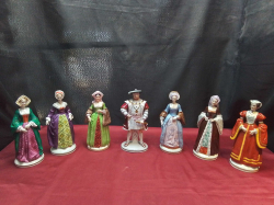 A Sitzendorf King Henry VIII and 6 Wives Figures.H.21 Cm.