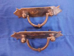 A pair of large antique bronze handles. W.7 L.30 Cm.