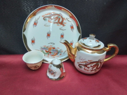 Chinese dragon tea set ( 1 tray,2 cups and a tea pot) 