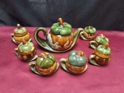 Chinese tea set decorated with dragons (tea pot and 5 cups) 