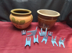 2 Earthenware flower Pots and 9 Plastic Plate Stands.
W.21 H.18Cm.