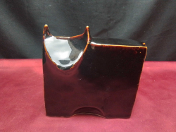 A JAPANESE CERAMIC BULL OF WISDOM FIGURE, BY ARTIST, HITOMI MARUYAMA. 1970S. W.13 H.13 Cm.