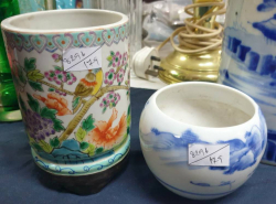 2 Orient porcelain hand painted vases Both items with four character marks to the bases.. H.8,14 Cm.