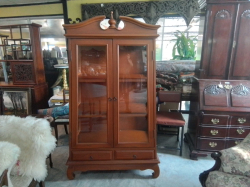 A Lovely Display Cabinet (3 Shelves 2 Drawers). W.110 D.55 H.173 Cm.