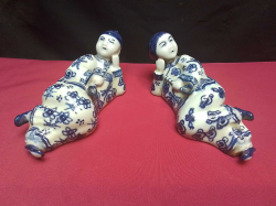 Vintage Chinoiserie Figurines: Blue Floral Robed Men, Ceramic Yen Tsiang Statues. L.19 H.8 Cm.