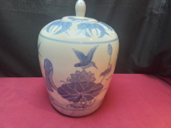 A Large Chinese Blue and White Ginger Jar with Lid. W.20 H.31 Cm.