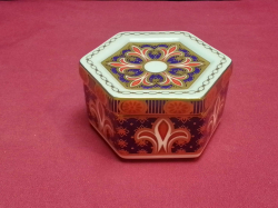 A Big Crown Derby trinket box. W.8 H.4 Cm.