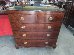 A Nice Bow Frontec Chest of Drawer with Glass Top. W.107 D.50 H.100 Cm.