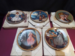 5 Good Boxed Collection Plates with Certificated by Knowles in the Norman Rockwell Collection. W.22 Cm.