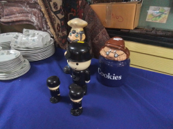 A Kitchen Cookie Jar and 4 Other Iitems.
