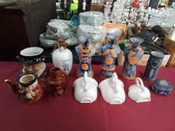 Job lot of porcelain collectible items. 