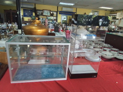 2 Small Shop Display cabinets. W.48 D.25 H.36 Cm.