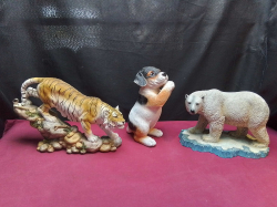 3 Large Lovely Resin Animals.
Bear H.19 L.26 Cm.
Dog H.24 W.12 Cm.
Tiger H.20 W.30 Cm.