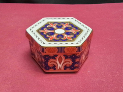 A Big Crown Derby trinket box. W.8 H.4 Cm.