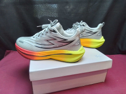 A High Quality of Shoes ( new in box) 