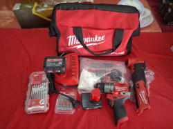 Milwaukee Tool Set with carry bag. Brand new never use. 