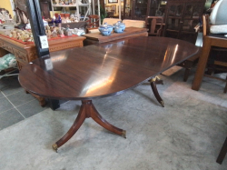 A mahogany 8-10 seater 
Regency style C,1915 twin pedestal dining table with the original brass cap casters and original reeded edge top and reeded cabriole legs. W.107 L.200 H.73 Cm,