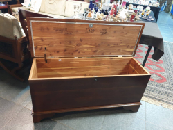 Rare American Cherry wood  Virginia blanket box with branded makers stamp. W.110 D.38 H.52 Cm.