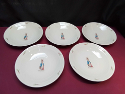 5 Large world of peter Rabbit bowls. W.23 Cm.