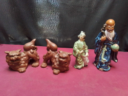 1 Chinese H.21 Cm. and 1 Japanese H.16 Cm. figurines and 2 Foo Dragons. 