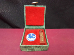 Chinese boxed seal set complete with soapstone seal with Foe Dog and blue and white dragon decorated ink pot 