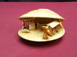 Vintage Chinese celluloid clam shell. W.9 D.7 H.6 Cm. 