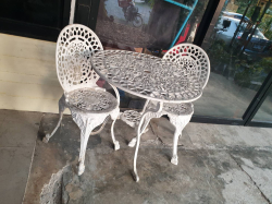 A beautiful  Art Nouveau style Table W.76. H.70 Cm.
Very heavy metal patio Garden set