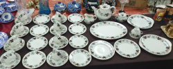 A very fine good quality Porcelain 33 piece Royal Doulton  