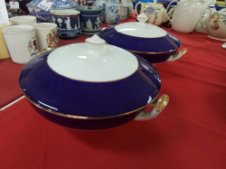 A Nice Pair of English Porcelain Tureens in Royal Blue. W.27 H.13 Cm.