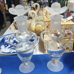 A pair of cowboy decanters with frosted glass decoration.H.25,29 Cm.
