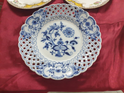 A beautiful 19th century Meissen onion pattern hand painted blue and white porcelain cabinet plate W.22 Cm.in a good condition