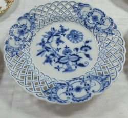 A beautiful 19th century Meissen onion pattern hand painted blue and white porcelain cabinet plate  W.22 Cm.in a good condition