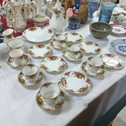 Rare and original mostly 1962 Old Country roses porcelain tea and coffee set in good condition 
22 pieces