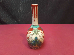 A 19th  century miniature  oriental crackle glazed porcelain 
hand painted bottle vase 
Hand  painted in Amari red and  turquoise colors. H.14 Cm.