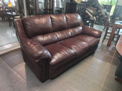 A 3 Seater Leather Sofa in Nice Used Condition. D.100 W.200 H.100 Cm.