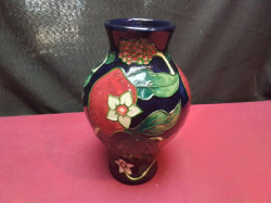 A Lovely Moorcroft Style Vase Art Nouveau in Absolute Mint Condition. Signed to Base 9