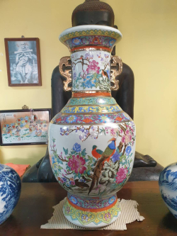 A large beautiful Chinese porcelain famille rose hand painted hand decorated with enamel vase with Chinese seal mark to base, in good condition. W.30 H.60 Cm.