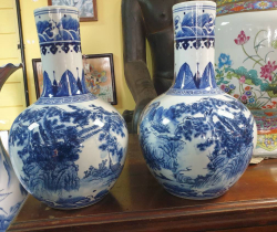 A wonderful pair of Chinese hand painted blue and white porcelain vase in good condition. Both with Chinese seal mark to the base. W.20 H.34 Cm.