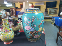 A beautiful large Chinese famille verte  porcelain vase and cover, hand decorated in enamel decoration with Chinese seal mark to base. W.40 H.60 Cm.
In good condition
