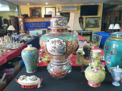 A large magnificent oriental hand painted vase and cover and stand in three parts painted with Amari colors and gold decoration 
Sign to the base. W.46 H.87 Cm.