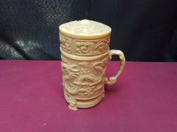 A very large tea mug with a Chinese dragon on it. H.15 Cm. 